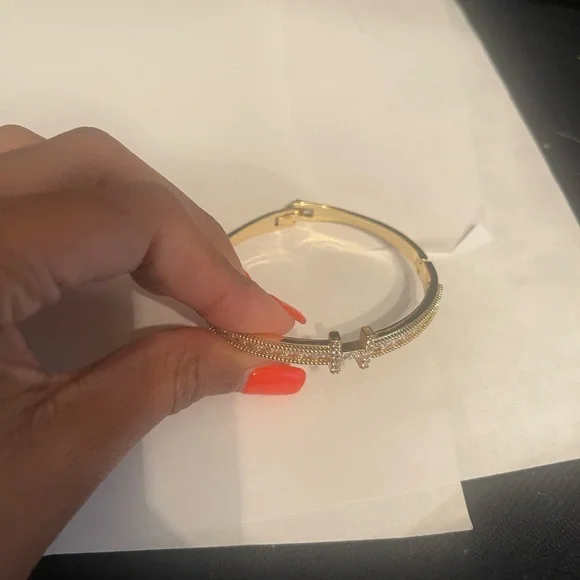 Gold H Bracelet - Picture 5 of 5